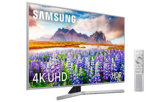 TV Samsung 4K UHD HDR con un vibrante paisaje floral en la pantalla, con control remoto.