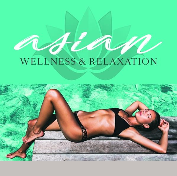 Frau im Bikini liegt auf einem Holzsteg mit asiatischem Wellness-Text.