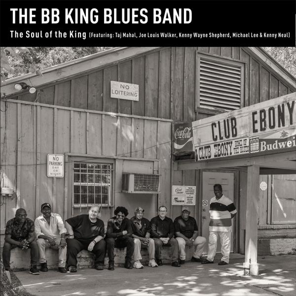 Das BB King Blues Band Albumcover. Bandmitglieder posieren vor einem Holzgebäude.