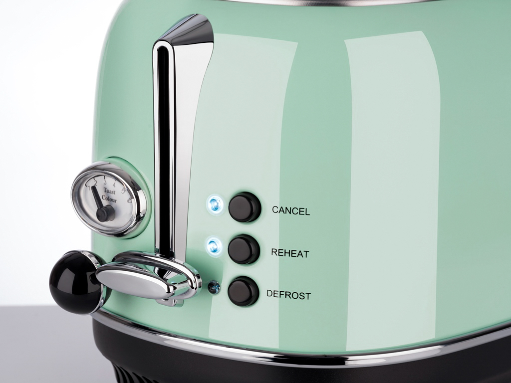 Ein mintgrüner Toaster mit silbernen Akzenten und Bedienelementen.
