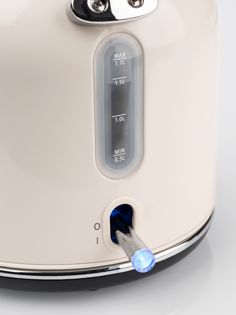 Cremefarbener Wasserkocher mit Wasserstandsanzeige. Die Basis hat einen beleuchteten Ein-/Ausschalter.
