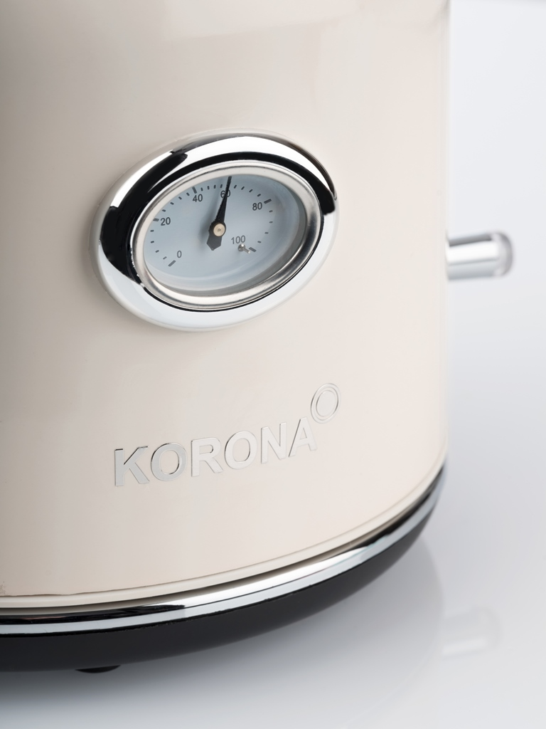 Ein cremefarbener Wasserkocher mit Temperaturanzeige und dem Wort 'KORONA'.