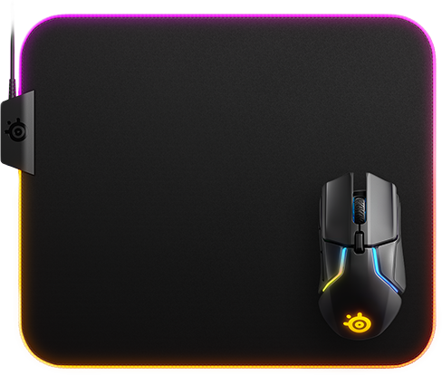 Fekete egérpad fekete egérrel. Az egérpad RGB világítással rendelkezik a széleken.