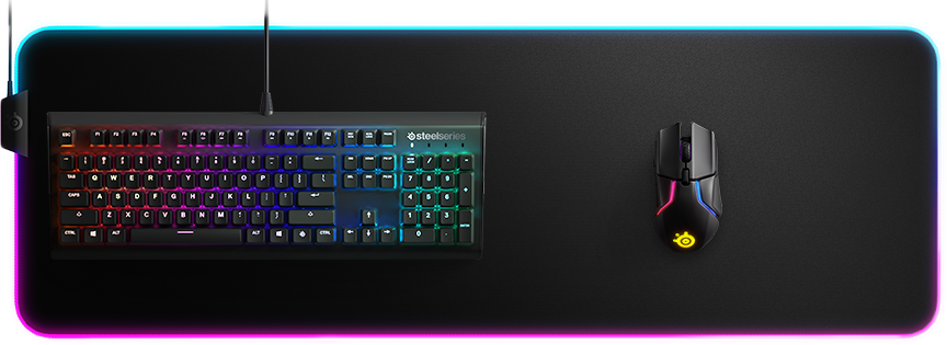 Fekete gaming egér és billentyűzet egy nagy fekete egérpadon RGB szélekkel.