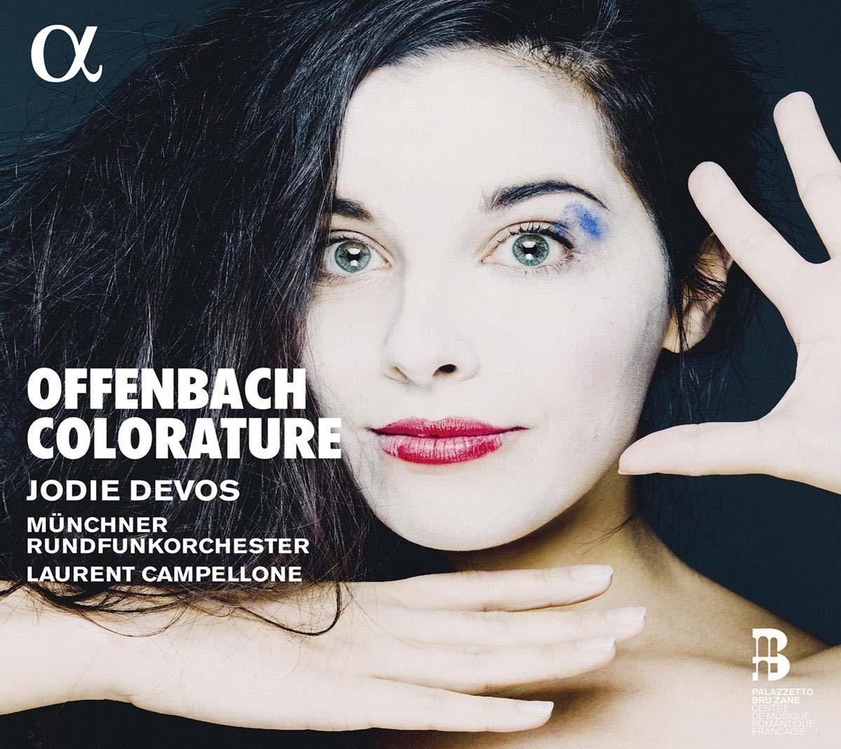 Albumcover von 'Offenbach Colorature' von Jodie Devos. Eine Frau mit auffälligem Make-up blickt den Betrachter an.