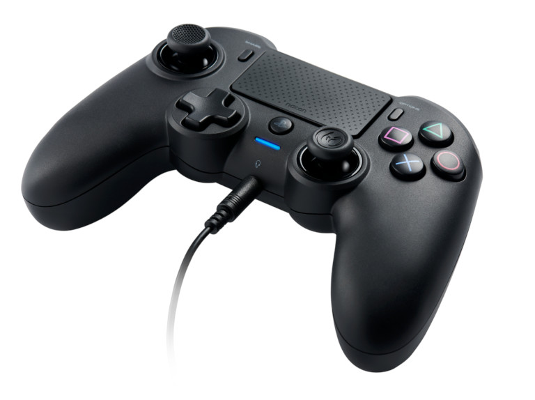 Zwarte Nacon-gamecontroller met kabel.