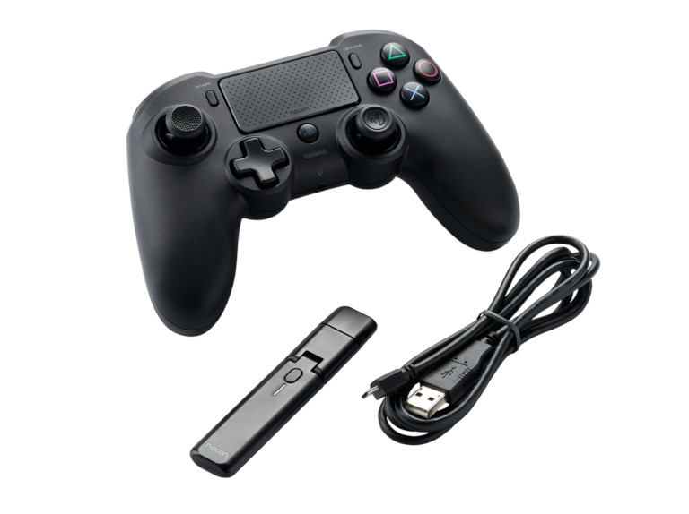 Zwarte PS4-controller met zwart accessoire en USB-kabel op witte achtergrond.