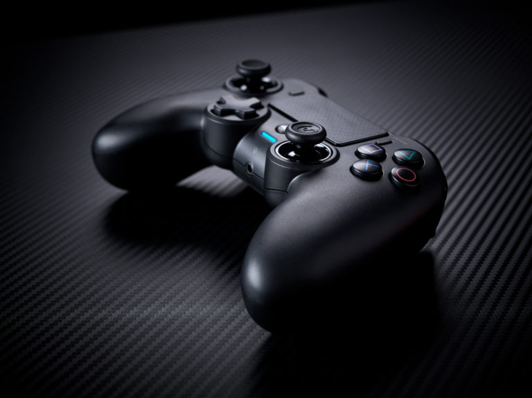 Zwarte gamecontroller op een getextureerd oppervlak.