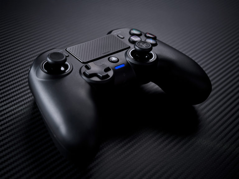 Zwarte gamepad op donker oppervlak. Met knoppen en joysticks.