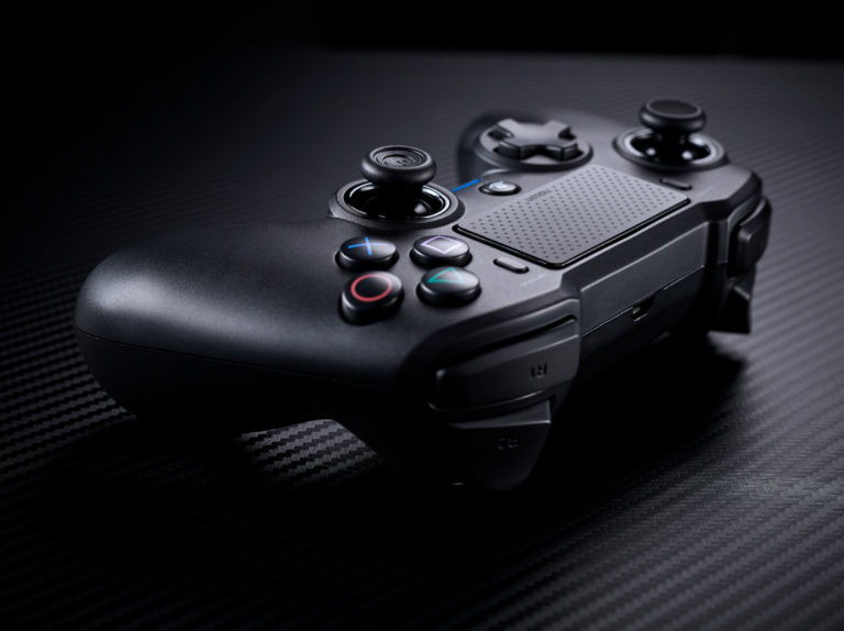 Zwarte gamepad op een getextureerd oppervlak. Knoppen, joysticks en D-pad zijn zichtbaar.