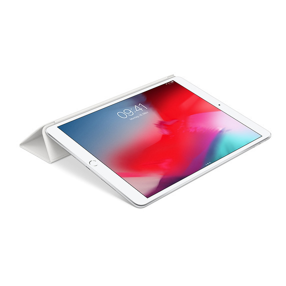 Weißes Tablet mit Tastaturhülle, das die Uhrzeit und das Datum auf dem Bildschirm anzeigt.