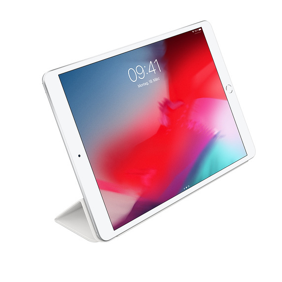 Weißes iPad mit App-Oberfläche auf dem Bildschirm. An einem weißen Ständer lehnend.