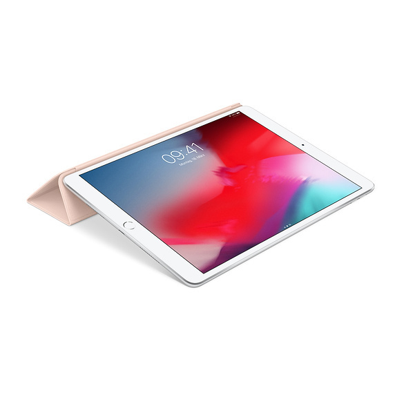 Ein iPad mit hellrosa Hülle, geöffnet auf weißer Oberfläche, zeigt die Uhrzeit.