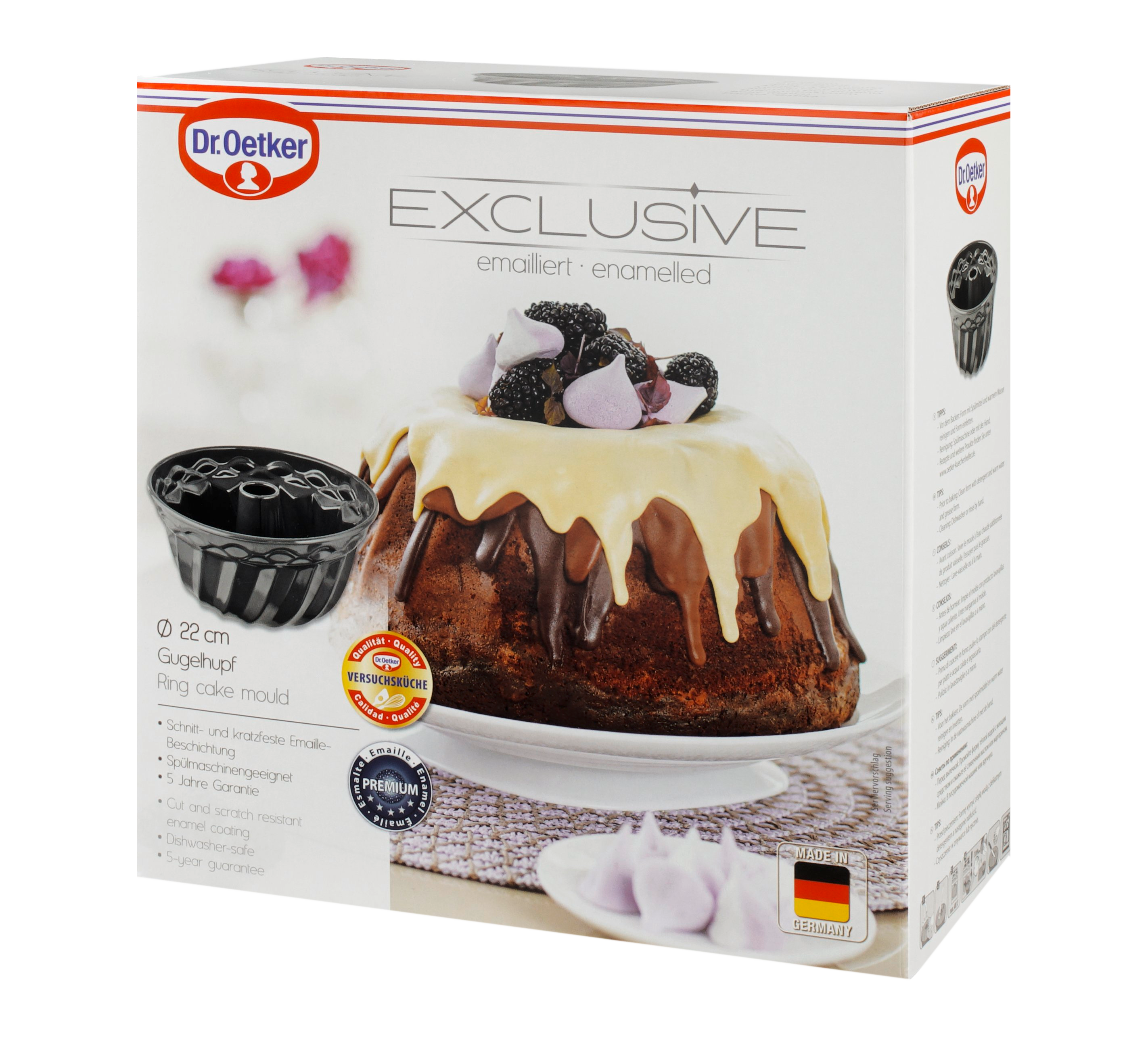 Kuchenbox mit einem verzierten Kuchen. Kuchen ist ringförmig mit weißem Zuckerguss und Beeren.