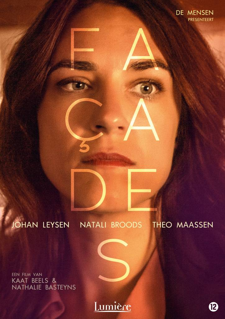 Filmposter voor 'Facades', met het gezicht van een vrouw en de namen van de acteurs en regisseur.