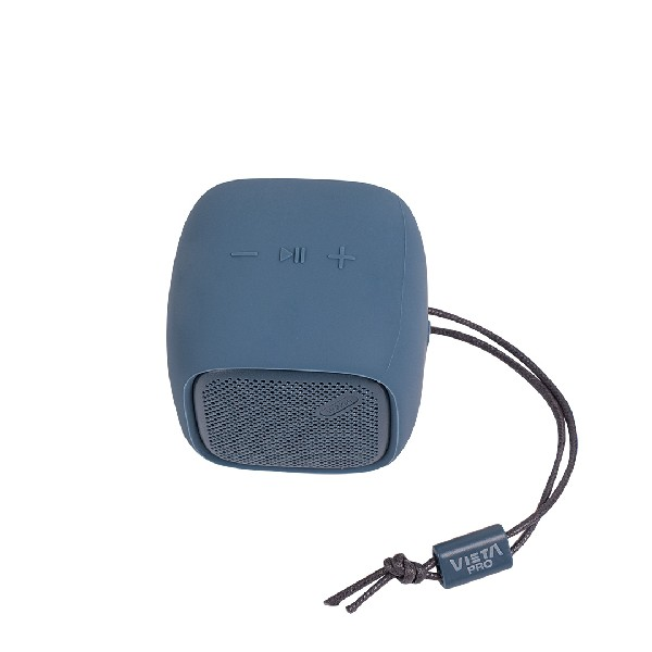 Pequeño altavoz portátil azul con cordón, fondo blanco.