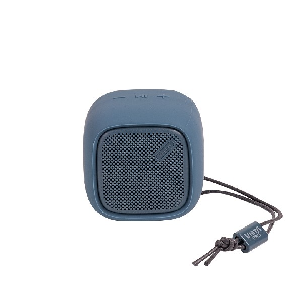 Altavoz azul en forma de cubo. Rejilla de altavoz gris en la parte delantera. Cordón negro adjunto.