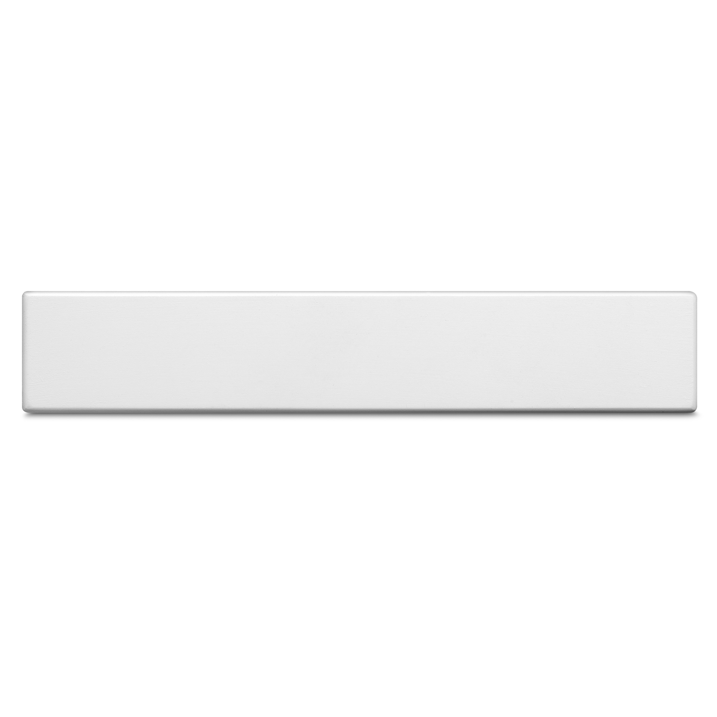Eine lange, weiße, rechteckige Soundbar auf weißem Hintergrund.