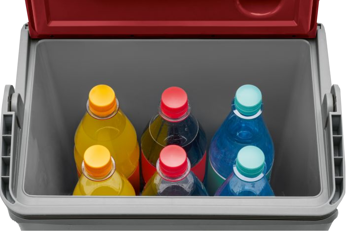 Geöffnete Kühlbox mit Getränken. Gelbe, rote und blaue Flaschen sind sichtbar.