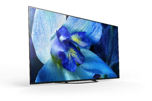 Vista lateral de una pantalla de TV negra que muestra una flor azul con fondo blanco.