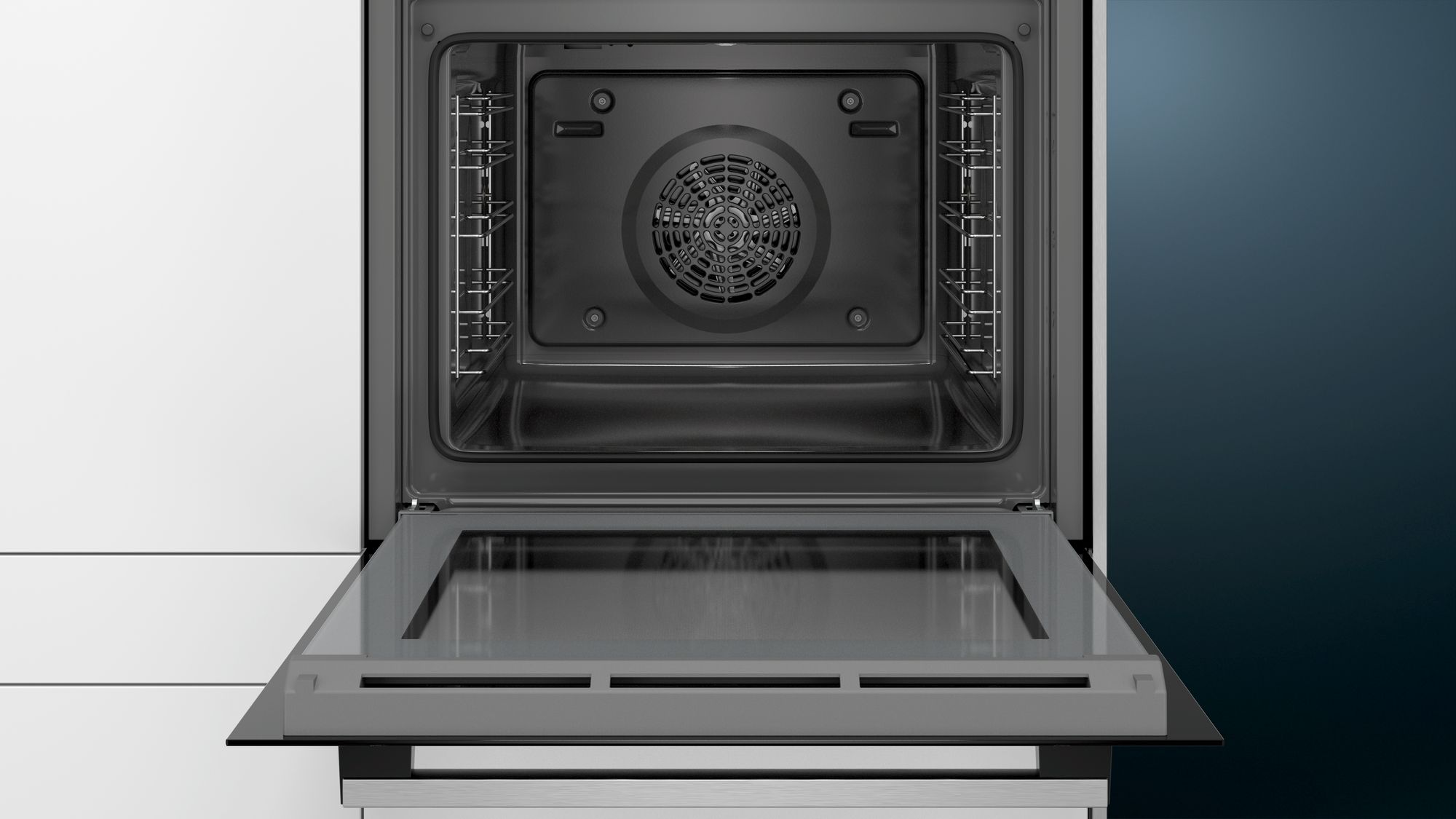 Ein offener Backofen mit geöffneter Tür, der den Innenraum und den Ventilator zeigt.