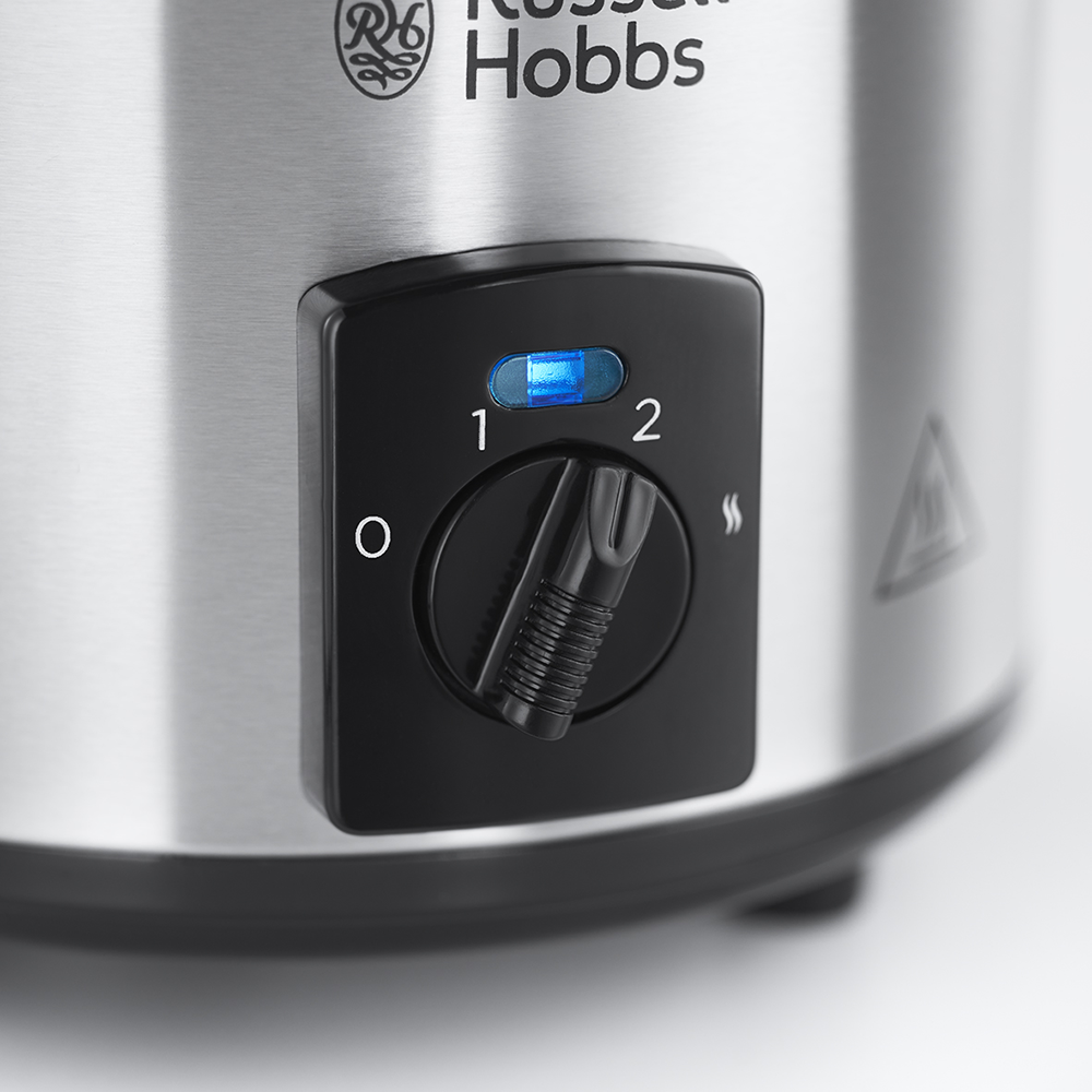 Közelkép egy Russell Hobbs lassúfőző vezérlőgombjáról. A gomb 0, 1, 2 számokkal és gőz ikonnal.