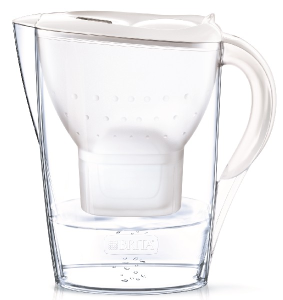 Una jarra de filtro de agua Brita transparente. Tiene un filtro y un asa blancos. El agua es visible.