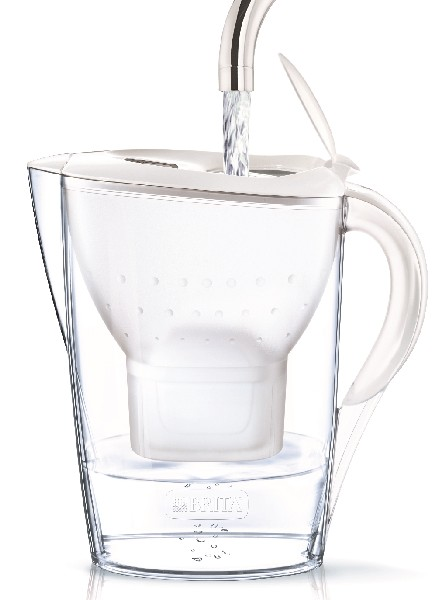 Una jarra de filtro de agua transparente con agua que se vierte en ella desde un grifo.