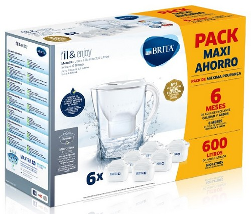 Caja de filtro de agua Brita con filtros. Jarra blanca y filtros sobre un fondo blanco.