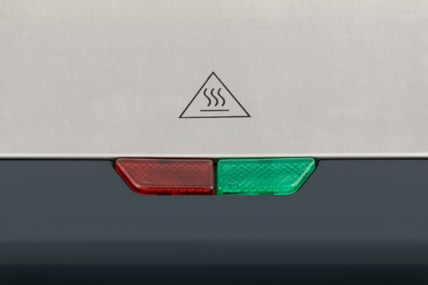 Gros plan d'un panneau avec un symbole d'avertissement de vapeur, lumières rouges et vertes.