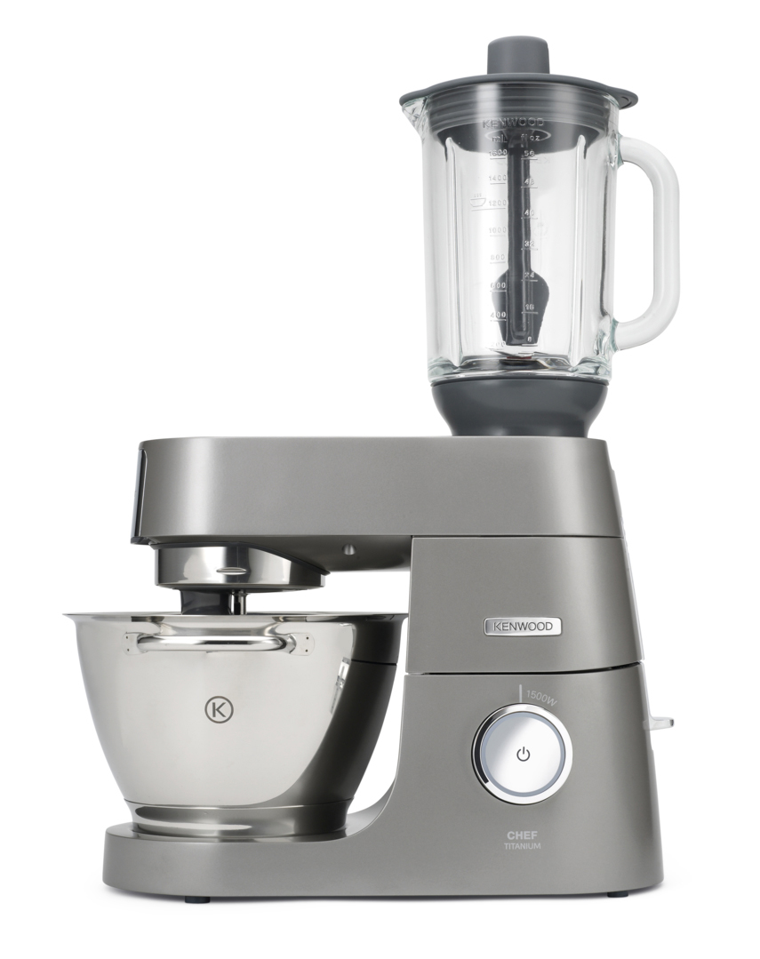 Ein silberner Küchenmixer mit einem Glasmixer oben. Weißer Hintergrund.