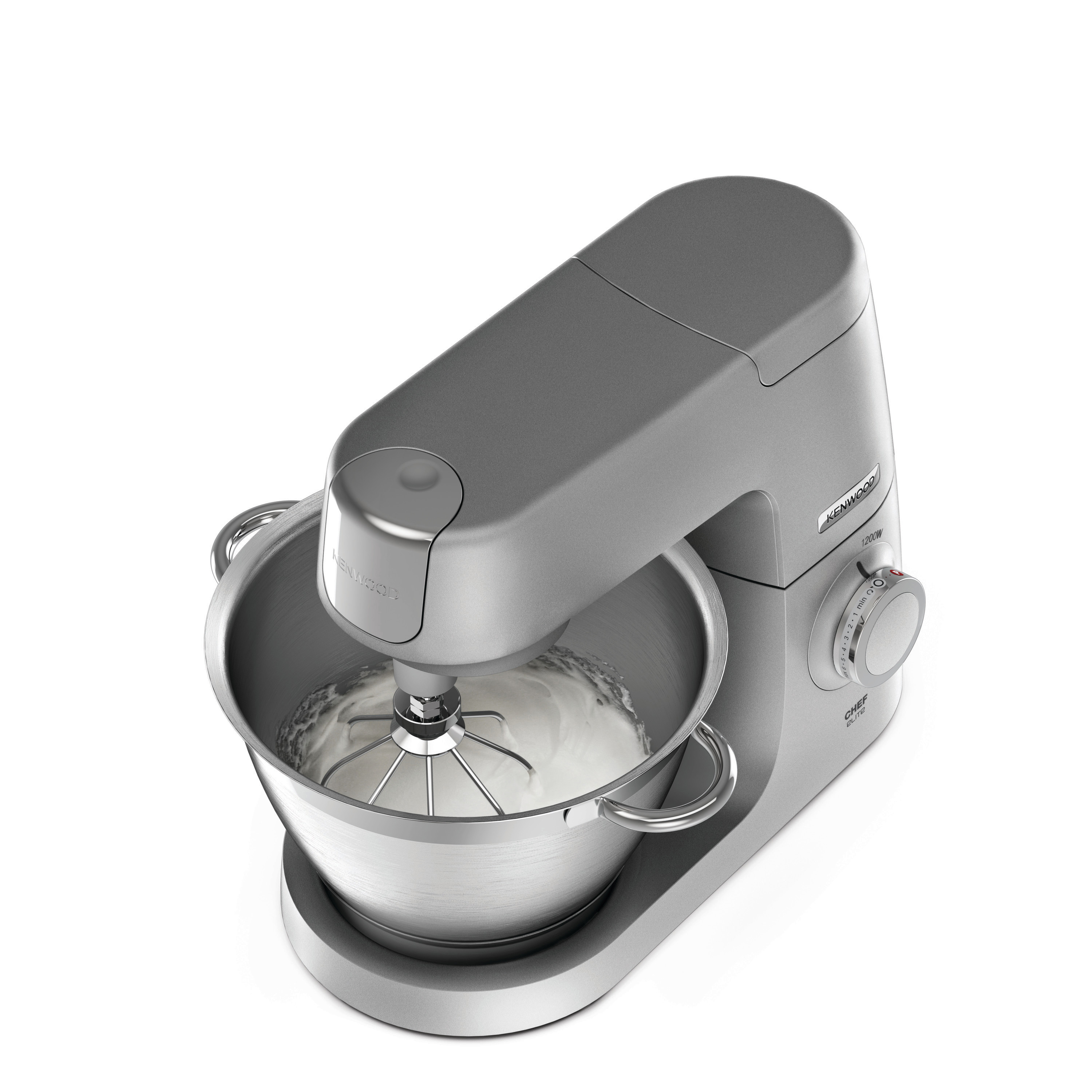 Ein silberner Küchenmixer mit einer Schüssel Schlagsahne auf weißem Hintergrund.