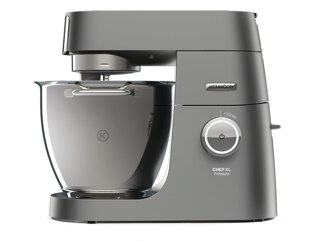 Grauer Kenwood Chef XL Titanium Küchenmixer mit Glasschüssel. Ein/Aus-Taste sichtbar.