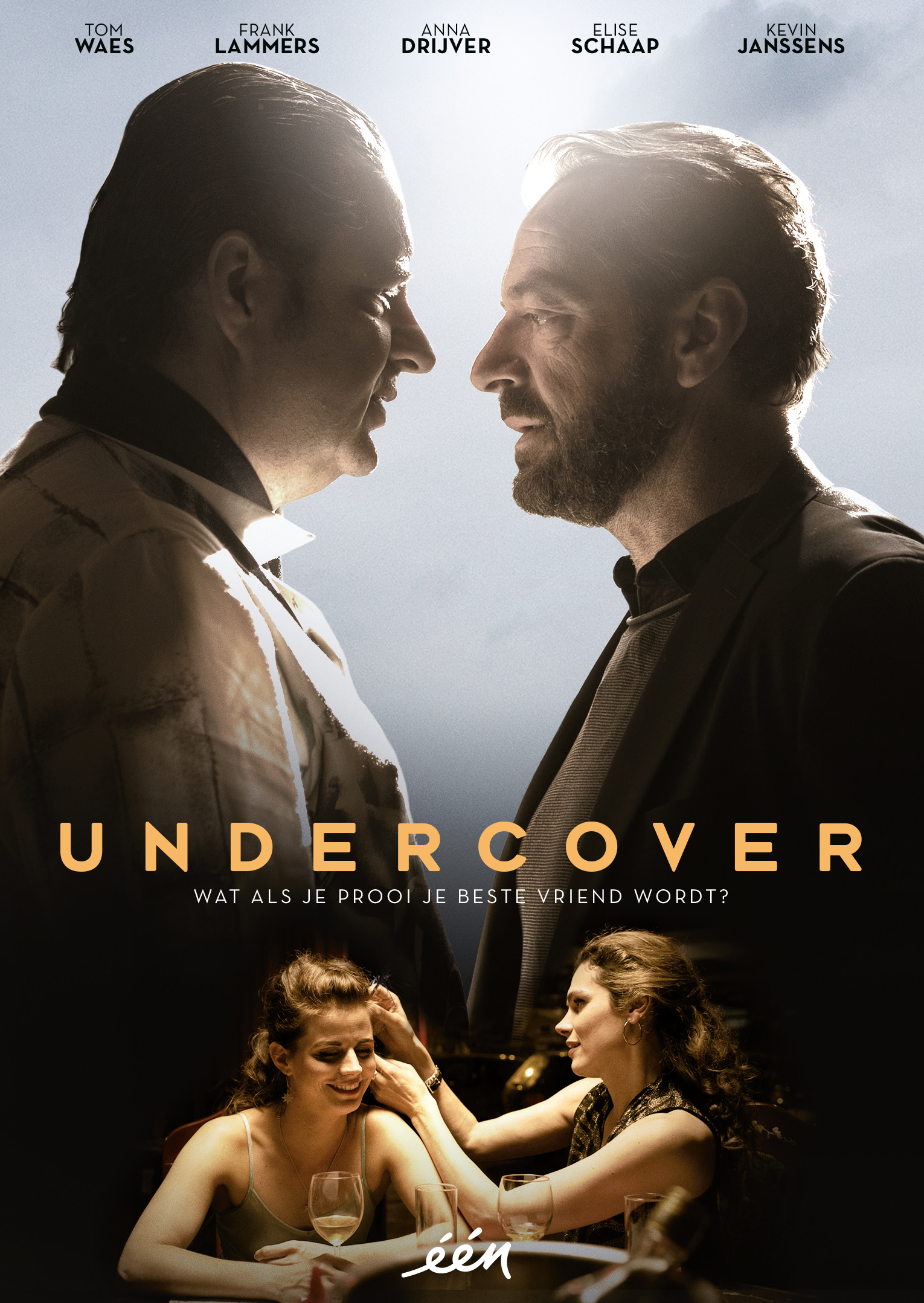 Affiche du film Undercover avec deux hommes qui se regardent et deux femmes en bas.