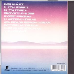 Dos du CD avec liste des titres sur fond dégradé. Tons roses et violets avec une ligne blanche.