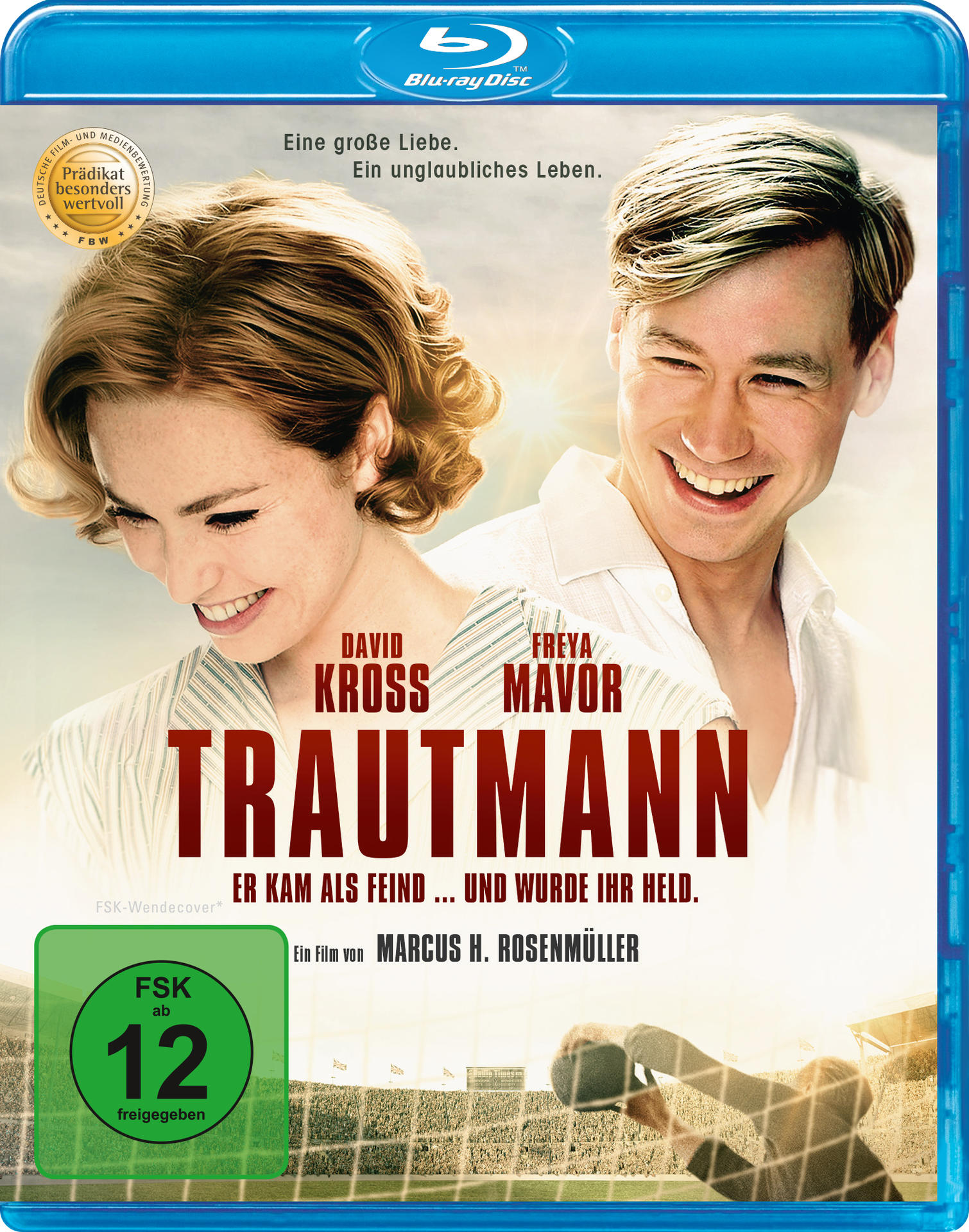 Blu-ray-Filmcover mit zwei lächelnden Personen. Titel ist Trautmann. Blauer Hintergrund.