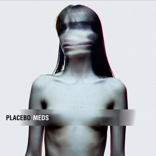 Verschwommenes Frauengesicht mit langem Haar, verdeckt von einem horizontalen grauen Balken. Text 'PLACEBO.MEDS'.