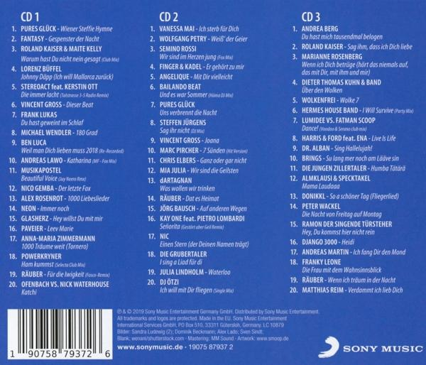 CDs mit Tracklisten, in Blautönen. Text ist vorhanden. CDs sind in Reihen angeordnet.