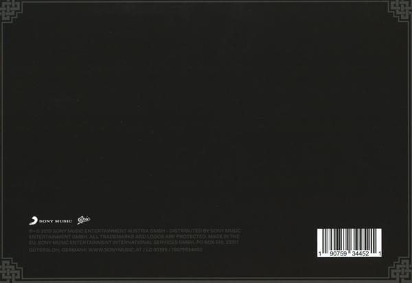 Ein schwarzer Hintergrund mit weißem Text und einem Barcode. Der Text erwähnt Sony Music.