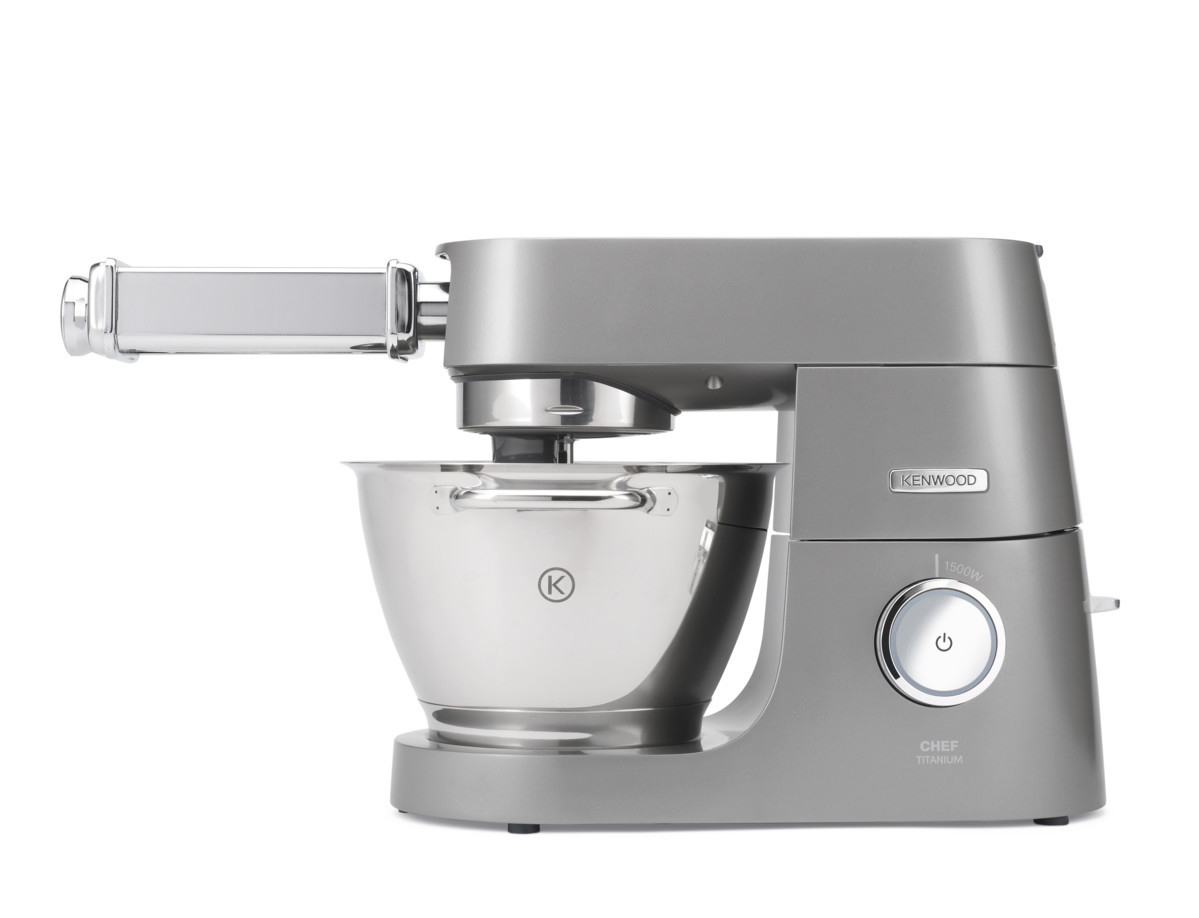 Grauer Kenwood Chef Titanium Küchenmixer mit Aufsätzen und einer Edelstahlschüssel.