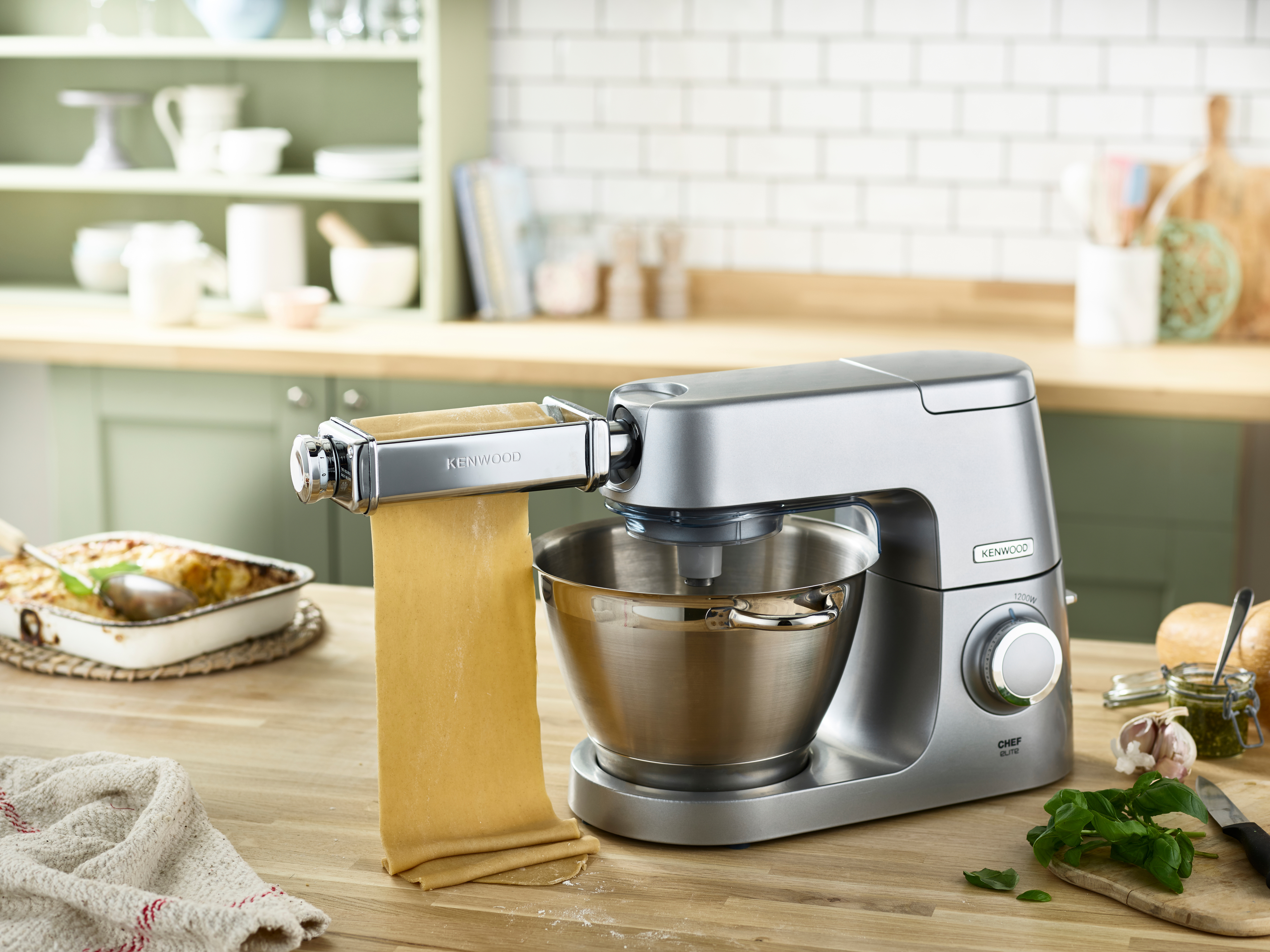 Silberfarbener Kenwood-Küchenmaschine mit Nudelmaschine.