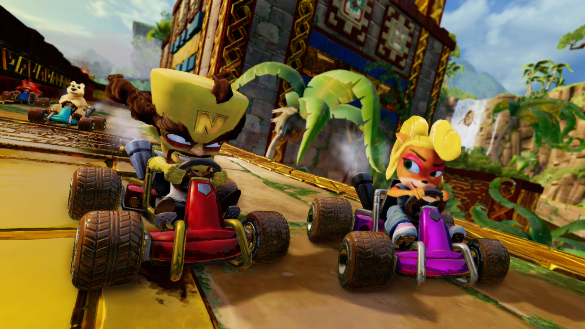 Zwei Karts fahren auf einer Strecke, Crash Bandicoot und Coco fahren die Fahrzeuge.
