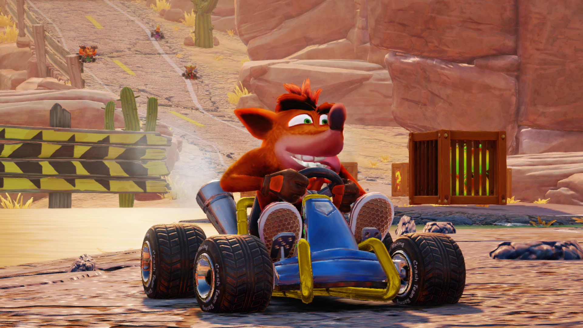 Crash Bandicoot fährt in einer Wüstenumgebung einen blauen Kart.