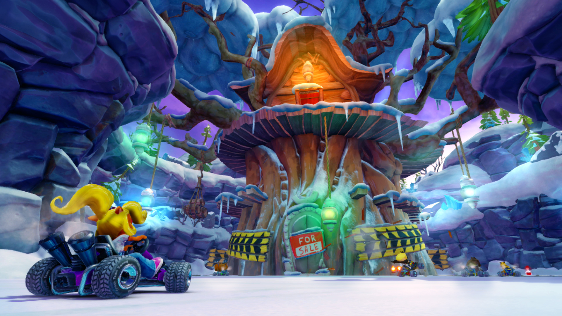 Zeichentrickszene: Coco in einem Kart, Schnee und ein schneebedecktes Baumhaus mit Schild.