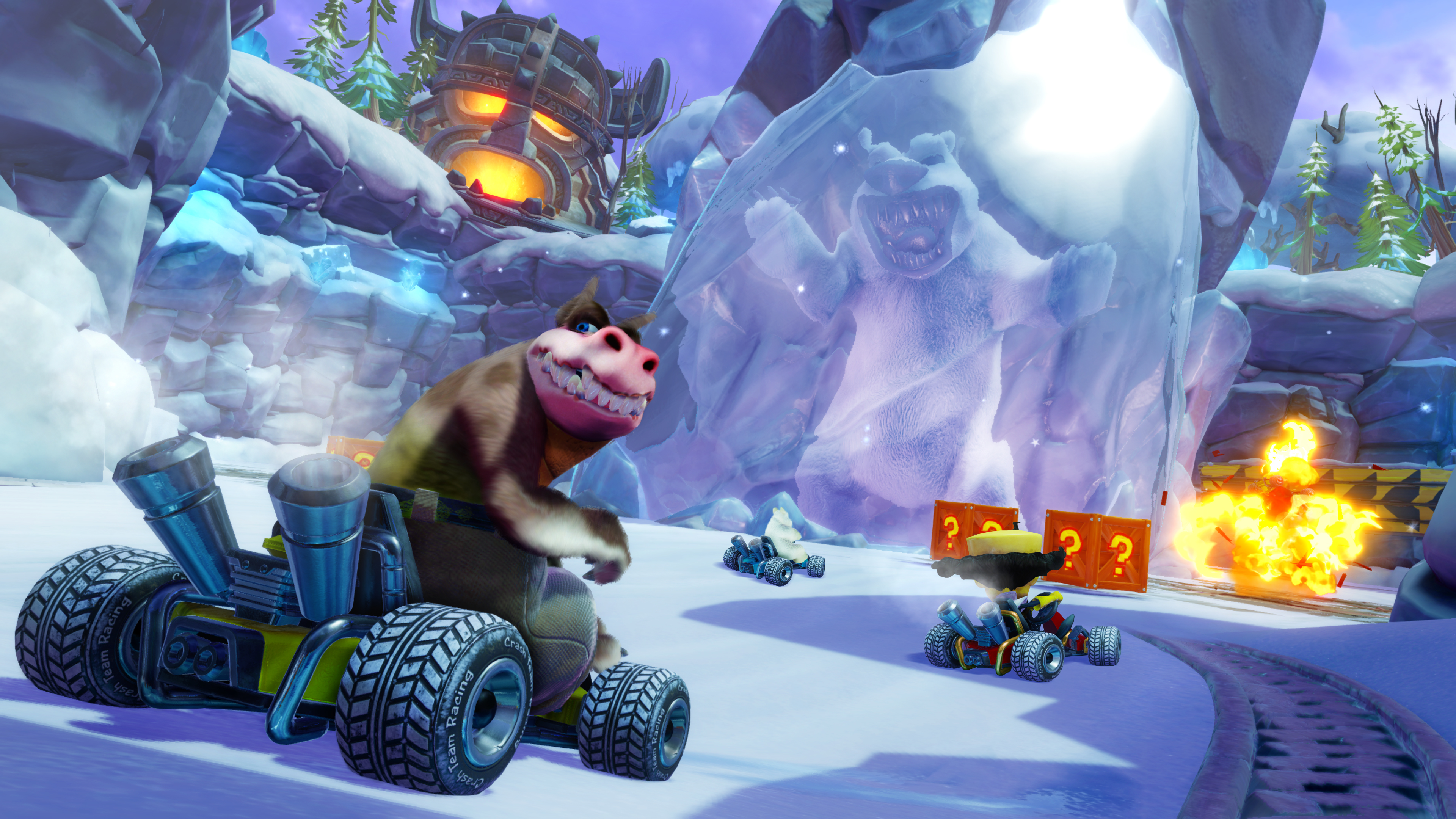 Crash Team Racing Spielszene. Charaktere in Karts fahren auf einer schneebedeckten Strecke.