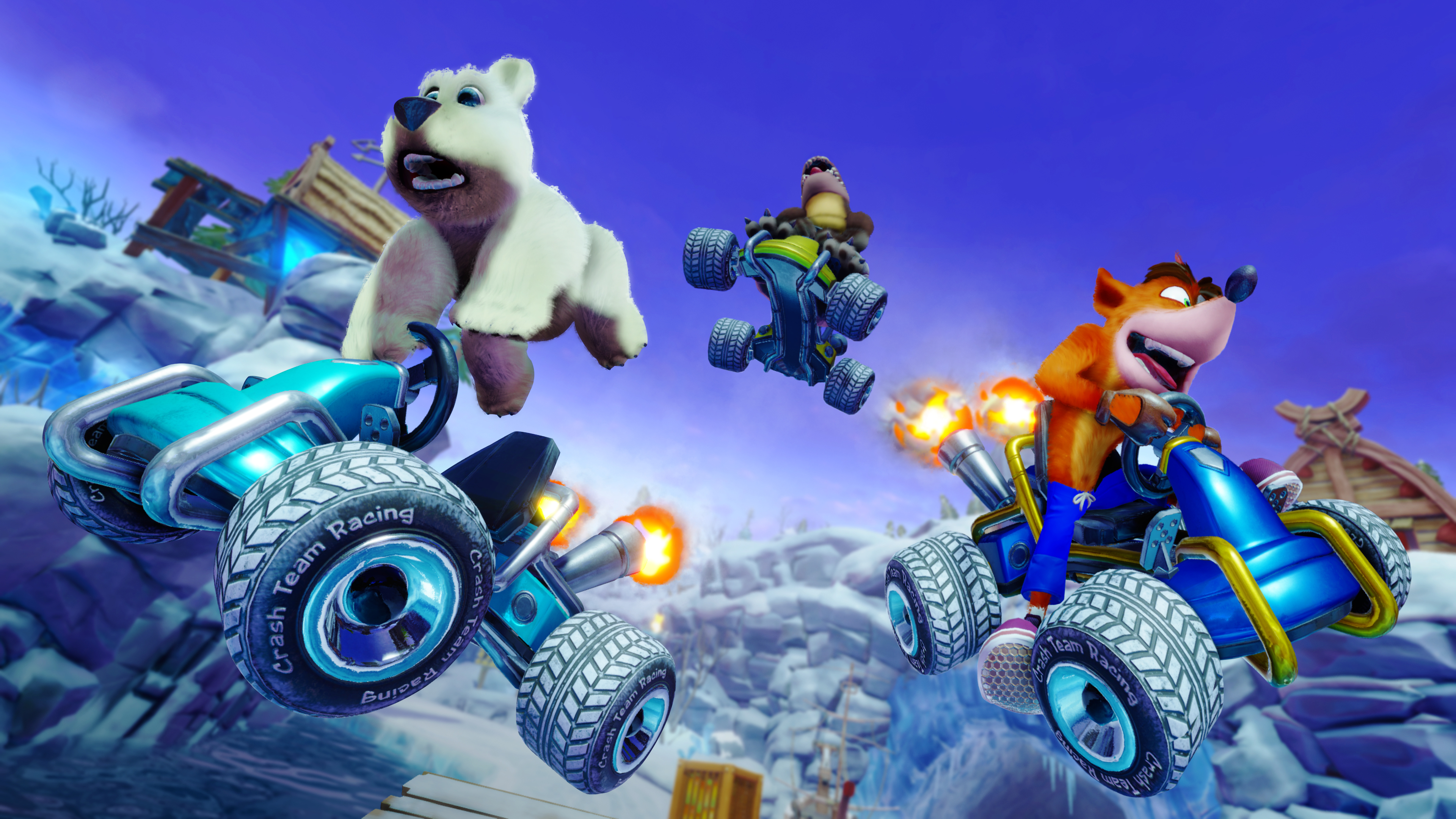 Crash Team Racing Spielszene. Charaktere in Karts auf einer schneebedeckten Strecke.