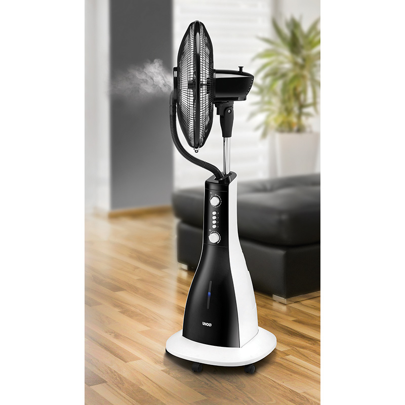 Schwarz-weißer Standventilator mit Nebelfunktion, in einem Wohnzimmer.