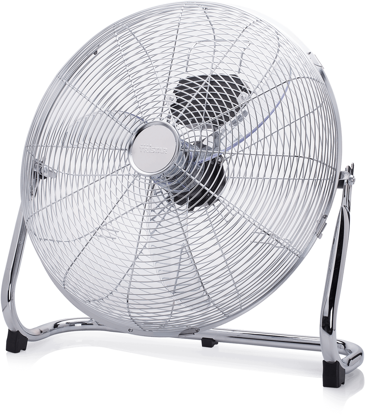 Een chromen vloerventilator met een draadkooi en zwarte bladen staat op een donkere ondergrond. De ventilator is naar achteren gekanteld.