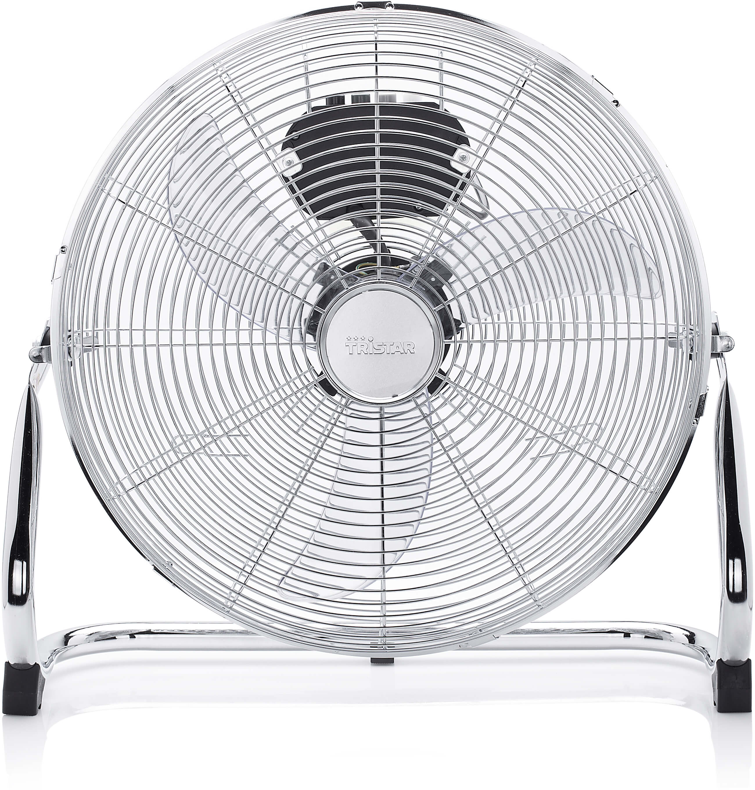 Een verchroomde ventilator met een kooi-achtige voorkant. Het heeft een zwarte motor en bladen en staat op een witte achtergrond.
