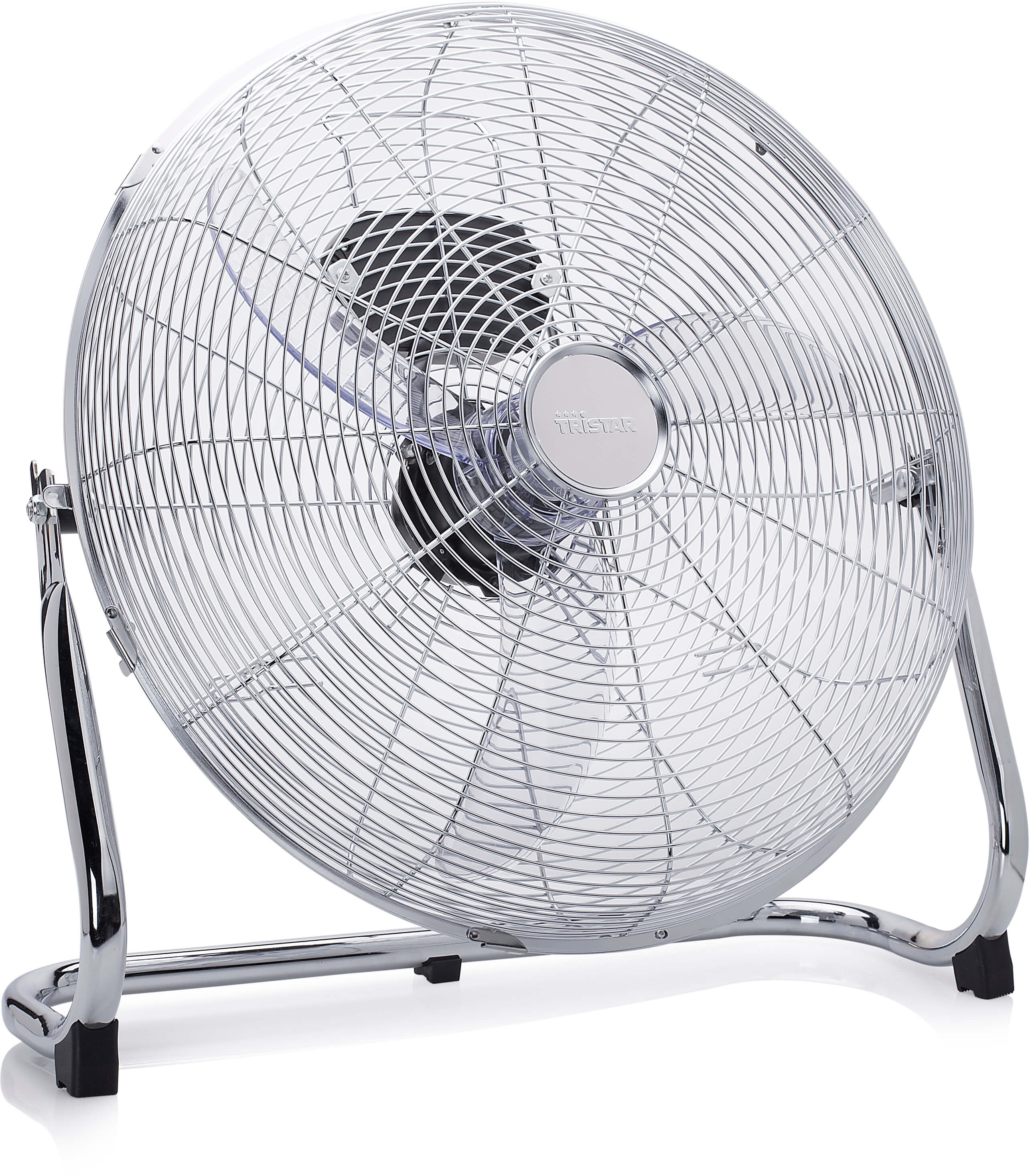Een zilveren, ronde ventilator met een kooiontwerp, staat op een gebogen voet. De ventilator heeft zwarte bladen en een centraal Tristar-logo.